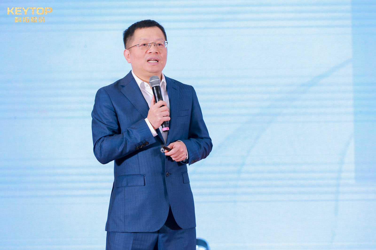 总裁（cái）演讲.jpg